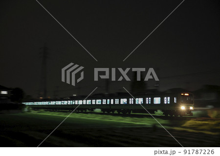 夜を走る成田線 91787226