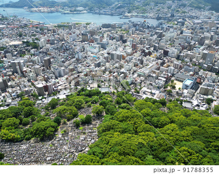 長崎市街地を俯瞰する風頭公園の上空から 91788355