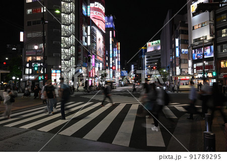 池袋駅 西口前スクランブル交差点 夜景(2022年7月) 池袋駅 西口前スクランブル交差点 夜景(2022年7月) 91789295