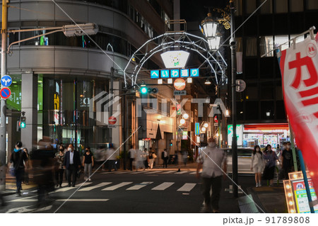 池袋 西口 へいわ通り 入口 夜景（2022年7月） 91789808