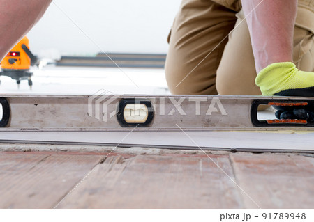 The master measures the level of the floor surface. The master measures the level of the floor surface. 91789948