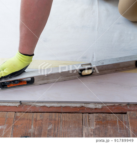 The master measures the level of the floor surface. The master measures the level of the floor surface. 91789949