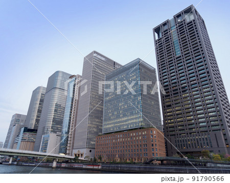 大阪中之島の高層ビル群 91790566
