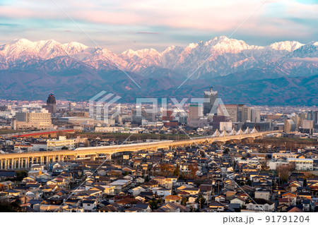 呉羽山展望台から望む立山連峰と北陸新幹線の高架橋が走る富山市の中心部 呉羽山展望台から望む立山連峰と北陸新幹線の高架橋が走る富山市の中心部 91791204