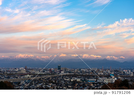 呉羽山展望台から望む立山連峰と北陸新幹線の高架橋が走る富山市の中心部 呉羽山展望台から望む立山連峰と北陸新幹線の高架橋が走る富山市の中心部 91791206