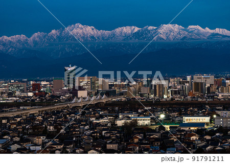 呉羽山展望台から望む立山連峰と北陸新幹線の高架橋が走る富山市の中心部 呉羽山展望台から望む立山連峰と北陸新幹線の高架橋が走る富山市の中心部 91791211