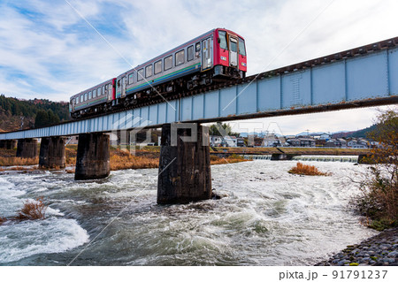 井田川の鉄橋を渡る高山本線の列車 井田川の鉄橋を渡る高山本線の列車 91791237
