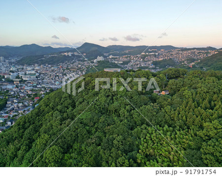 夕暮れの鍋冠山展望台の上空から長崎市内の空撮 夕暮れの鍋冠山展望台の上空から長崎市内の空撮 91791754