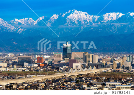 呉羽山展望台から望む立山連峰と北陸新幹線の高架橋が走る富山市の中心部 呉羽山展望台から望む立山連峰と北陸新幹線の高架橋が走る富山市の中心部 91792142