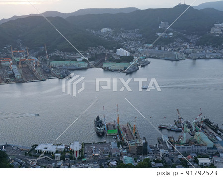 夕暮れの鍋冠山展望台の上空から長崎港の空撮 夕暮れの鍋冠山展望台の上空から長崎港の空撮 91792523