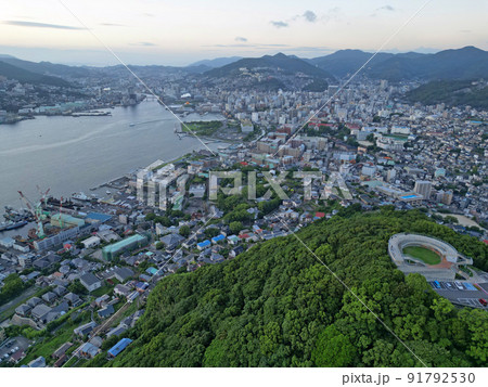 夕暮れの鍋冠山展望台と長崎港湾の街並みの空撮 夕暮れの鍋冠山展望台と長崎港湾の街並みの空撮 91792530