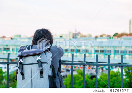 海外の建物を眺める人物の後ろ姿 91793577