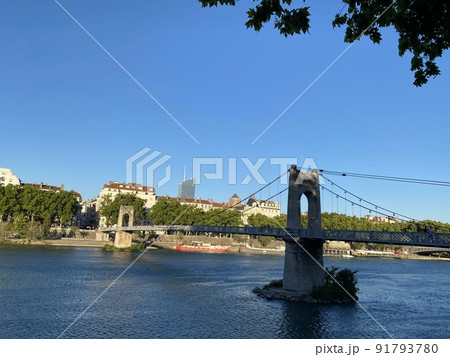 フランス・リヨンを流れるローヌ川と橋 91793780