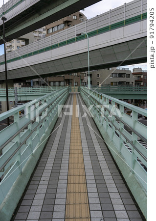首都高の下をはしる点字ブロックのある長い歩道橋・北区堀船 首都高の下をはしる点字ブロックのある長い歩道橋・北区堀船 91794205