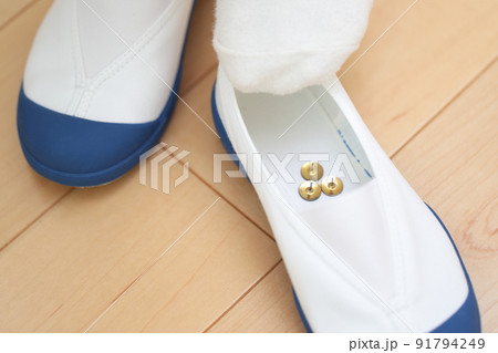 上履きに仕掛けられた画鋲と女の子の足 91794249