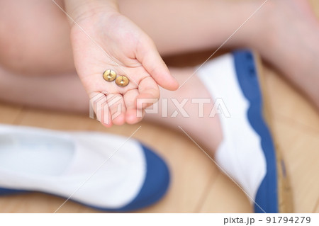 上履きに仕掛けられた画鋲と女の子の足 91794279