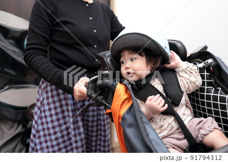 ママと電動自転車に乗る1歳の女の子 91794312