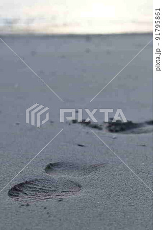 奄美大島の砂浜にでき散歩さんるヒトの足跡 91795861
