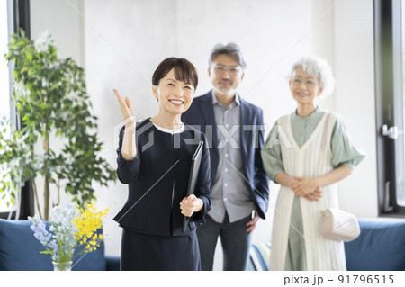 シニア夫婦を案内するミドルの営業ウーマン 91796515