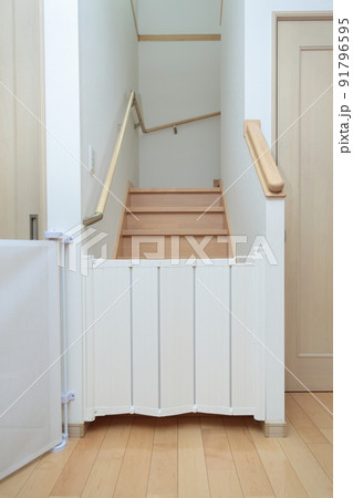 1階リビングと階段の間にベビーフェンスで安全対策 91796595