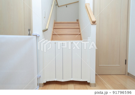 1階リビングと階段の間にベビーフェンスで安全対策 91796596