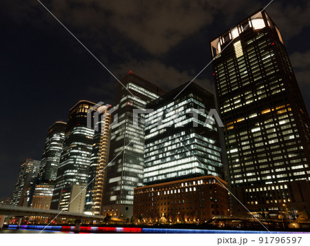 大阪中之島の高層ビル群夜景 91796597