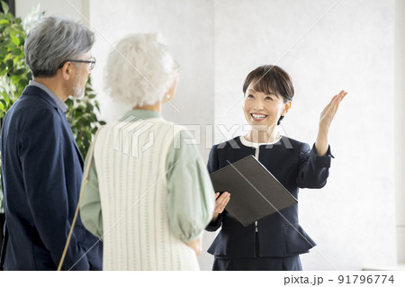 シニア夫婦とミドルの営業ウーマン　 91796774