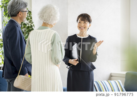 シニア夫婦とミドルの営業ウーマン　 91796775