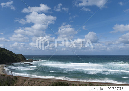 青い海と白い波の冬の日本海と山陰線・山口県・戸田小浜海岸 青い海と白い波の冬の日本海と山陰線・山口県・戸田小浜海岸 91797524