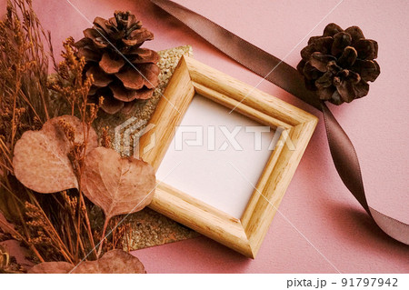 木のフレームとドライフラワー 91797942