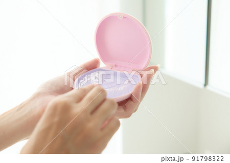 マウスピース矯正をつける女性 マウスピース矯正をつける女性 91798322
