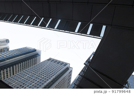 歩道橋が造る空間からの高層ビル・シオサイト 歩道橋が造る空間からの高層ビル・シオサイト 91799648