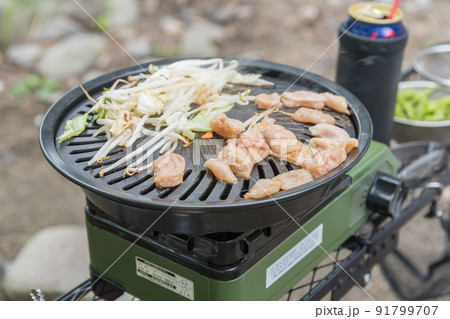 オートキャンプ場でソロキャンプ 焼き肉プレートで白モツを焼く