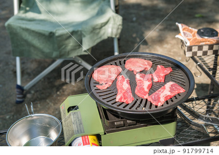 【オートキャンプ場でソロキャンプ 焼き肉プレートで牛肉を焼く】 【オートキャンプ場でソロキャンプ 焼き肉プレートで牛肉を焼く】 91799714