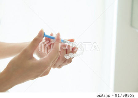 ホームホワイトニングをする女性 ホームホワイトニングをする女性 91799958