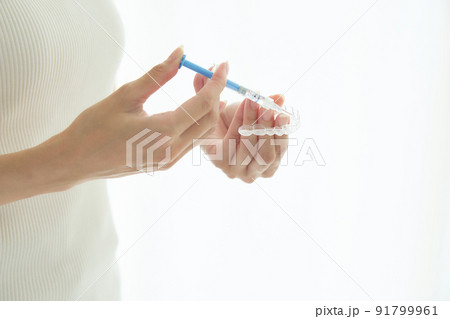 ホームホワイトニングをする女性 91799961