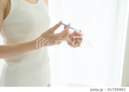 ホームホワイトニングをする女性 91799963