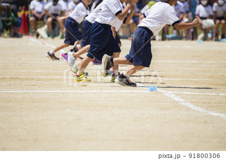 運動会　小学校低学年の徒競走 91800306