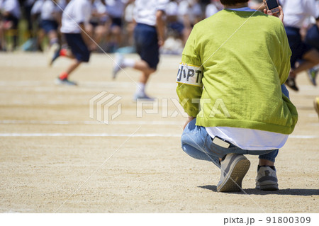 運動会で写真を撮るPTA委員 91800309