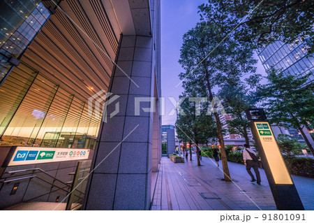 日本の東京都市景観　経団連と隣接する大手町駅（出入口C2b）やオフィスビル群などを望む＝7月8日 91801091