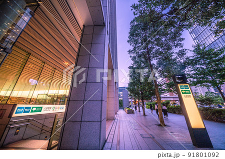 日本の東京都市景観　経団連と隣接する大手町駅（出入口C2b）やオフィスビル群などを望む＝7月8日 91801092