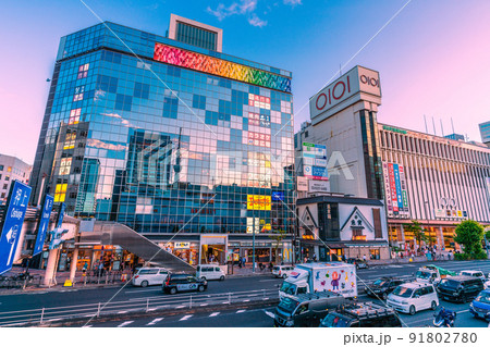 日本の東京都市景観　錦糸町駅前のビルに映る東京スカイツリーなどを望む 91802780