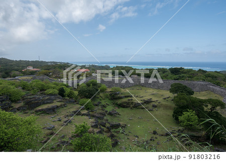 沖縄県国頭郡今帰仁村の今帰仁城跡（グスク）の奥から観える海と水平線と青空と城郭 91803216