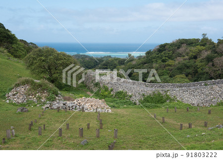 沖縄県国頭郡今帰仁村の今帰仁城跡（グスク）の奥から観える海と水平線と青空と城郭 91803222