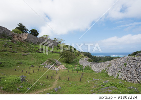 沖縄県国頭郡今帰仁村の今帰仁城跡（グスク）の奥から観える海と水平線と青空と城郭 91803224