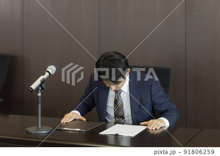 謝罪会見をするスーツの男性 ビジネスマン 謝罪会見をするスーツの男性 ビジネスマン 91806259