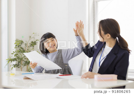 学習塾でテストの結果を喜ぶ女の子 小学生  91806265