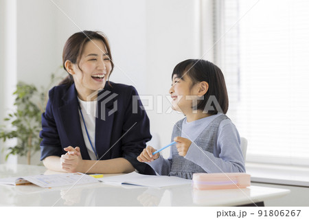 塾で学習をする小学生 女の子 勉強 塾で学習をする小学生 女の子 勉強 91806267