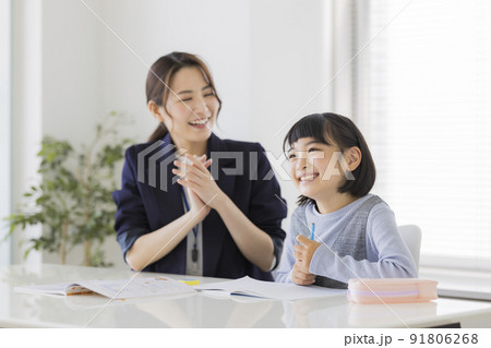 塾で学習をする小学生 女の子 勉強 塾で学習をする小学生 女の子 勉強 91806268