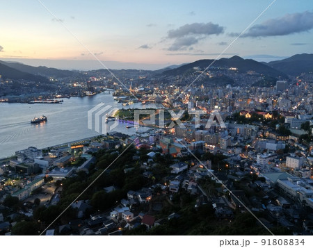 鍋冠山展望台の上空から長崎港の夕景空撮 91808834